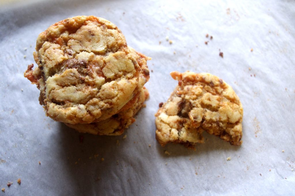 Butterfinger Cookies | www.thebatterthickens.com