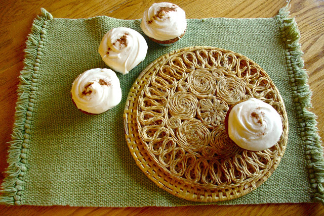 Sweet Potato Casserole Cupcakes | sweet potato cupcakes with marshmallow frosting turns this classic Thanksgiving dish into a delectable dessert! | www.thebatterthickens.com