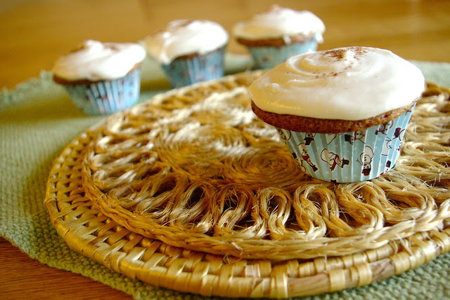 Sweet Potato Casserole Cupcakes | sweet potato cupcakes with marshmallow frosting turns this classic Thanksgiving dish into a delectable dessert! | www.thebatterthickens.com