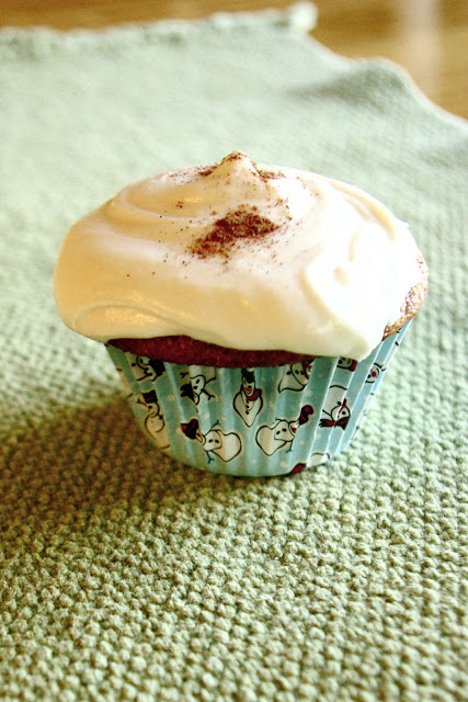 Sweet Potato Casserole Cupcakes | sweet potato cupcakes with marshmallow frosting turns this classic Thanksgiving dish into a delectable dessert! | www.thebatterthickens.com