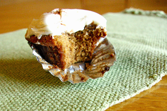 Sweet Potato Casserole Cupcakes | sweet potato cupcakes with marshmallow frosting turns this classic Thanksgiving dish into a delectable dessert! | www.thebatterthickens.com