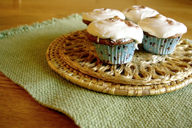 Sweet Potato Casserole Cupcakes | sweet potato cupcakes with marshmallow frosting turns this classic Thanksgiving dish into a delectable dessert! | www.thebatterthickens.com