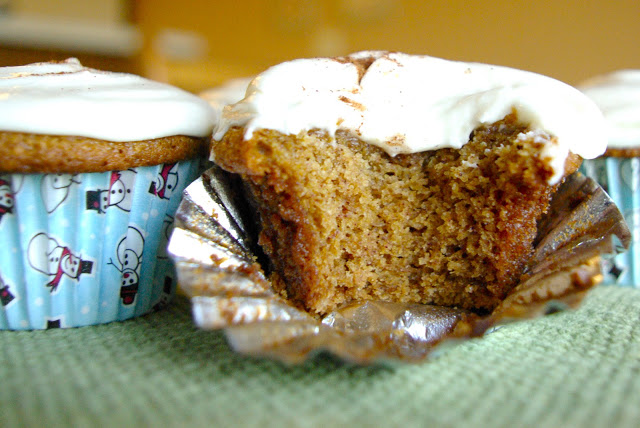 Sweet Potato Casserole Cupcakes | sweet potato cupcakes with marshmallow frosting turns this classic Thanksgiving dish into a delectable dessert! | www.thebatterthickens.com
