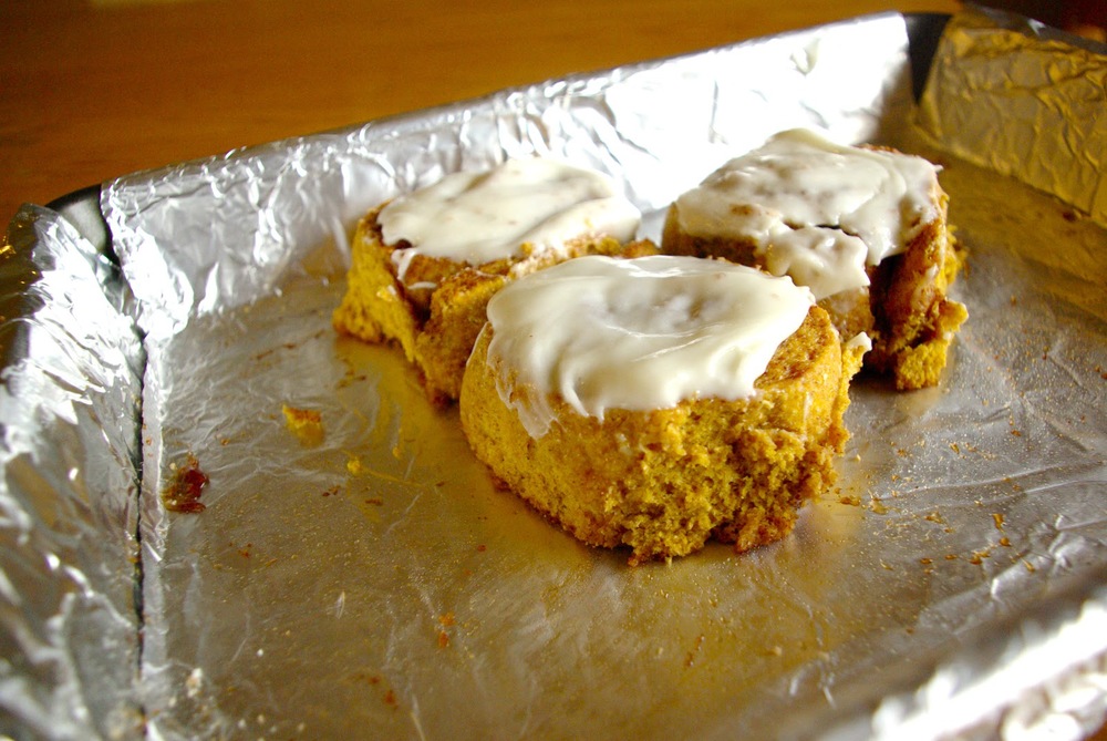 Pumpkin Cinnamon Rolls with Cream Cheese Glaze - a delicious #pumpkin treat perfect for breakfast or dessert or second breakfast | www.thebatterthickens.com