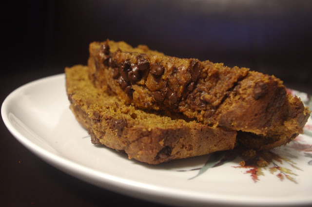 Biscoff Pumpkin Bread - pumpkin bread swirled with Bisxoff cookie butter and mini chocolate chips | www.thebatterthickens.com