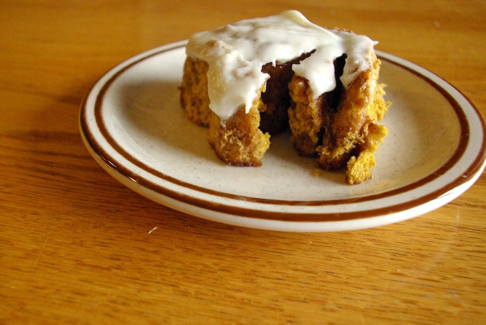 Pumpkin Cinnamon Rolls with Cream Cheese Glaze - a delicious #pumpkin treat perfect for breakfast or dessert or second breakfast | www.thebatterthickens.com