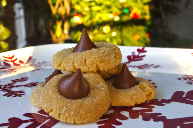 Peanut Butter Blossoms - classic Christmas cookie recipe with Hershey's kisses #peanutbutter #cookies | www.thebatterthickens.com