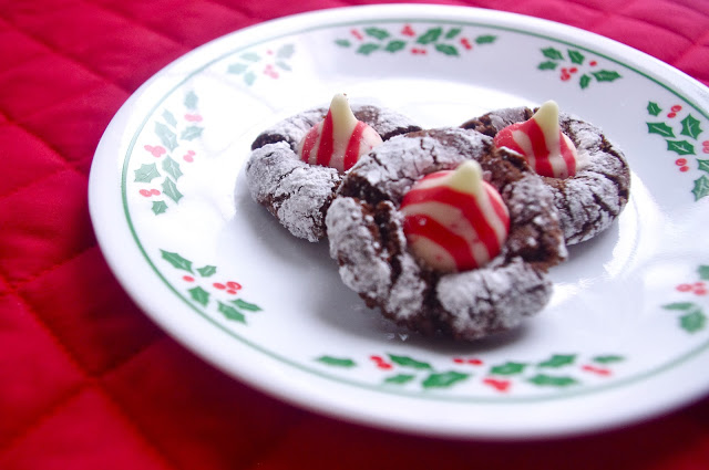 Chocolate Crinkle Candy Cane Kiss Cookies - chocolate cookies with Hershey's peppermint kisses | www.thebatterthickens.com