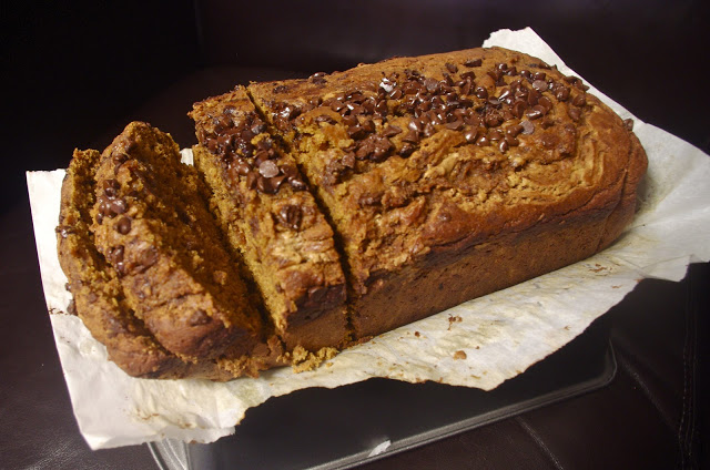 Biscoff Pumpkin Bread - pumpkin bread swirled with Bisxoff cookie butter and mini chocolate chips | www.thebatterthickens.com