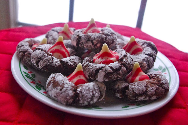 Chocolate Crinkle Candy Cane Kiss Cookies - chocolate cookies with Hershey's peppermint kisses | www.thebatterthickens.com