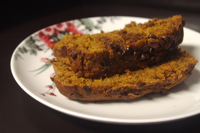 Biscoff Pumpkin Bread - pumpkin bread swirled with Bisxoff cookie butter and mini chocolate chips | www.thebatterthickens.com