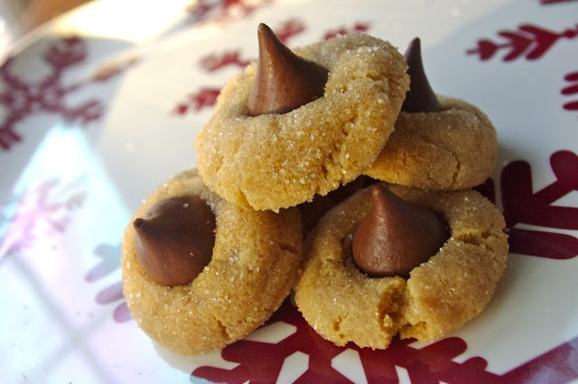 Peanut Butter Blossoms - classic Christmas cookie recipe with Hershey's kisses #peanutbutter #cookies | www.thebatterthickens.com
