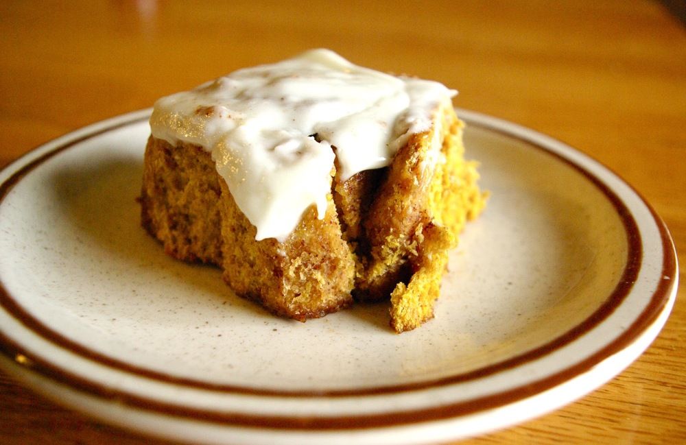 Pumpkin Cinnamon Rolls with Cream Cheese Glaze - a delicious #pumpkin treat perfect for breakfast or dessert or second breakfast | www.thebatterthickens.com