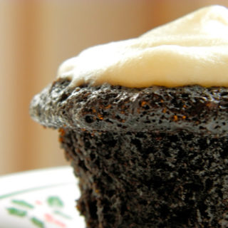 Chocolate Gingerbread Cupcakes - moist chocolate gingerbread cupcakes with mascarpone frosting, perfect for the holidays #gingerbread #cupcakes #mascarpone | www.thebatterthickens.com