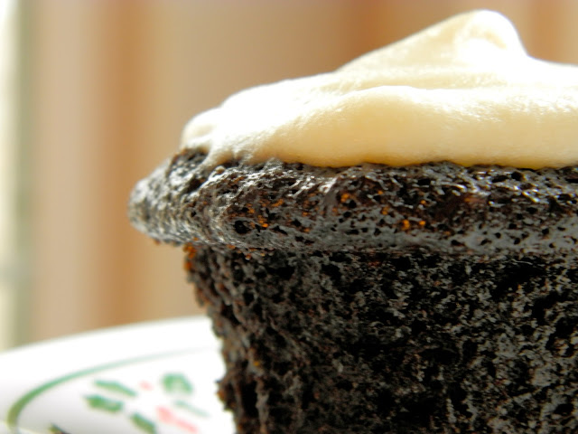 Chocolate Gingerbread Cupcakes - moist chocolate gingerbread cupcakes with mascarpone frosting, perfect for the holidays #gingerbread #cupcakes #mascarpone | www.thebatterthickens.com