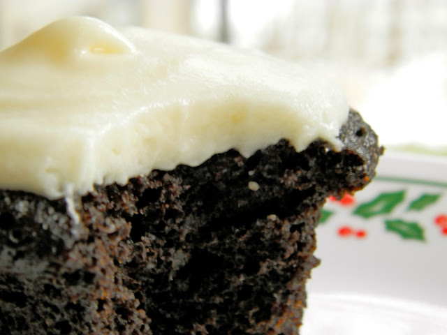 Chocolate Gingerbread Cupcakes - moist chocolate gingerbread cupcakes with mascarpone frosting, perfect for the holidays #gingerbread #cupcakes #mascarpone | www.thebatterthickens.com