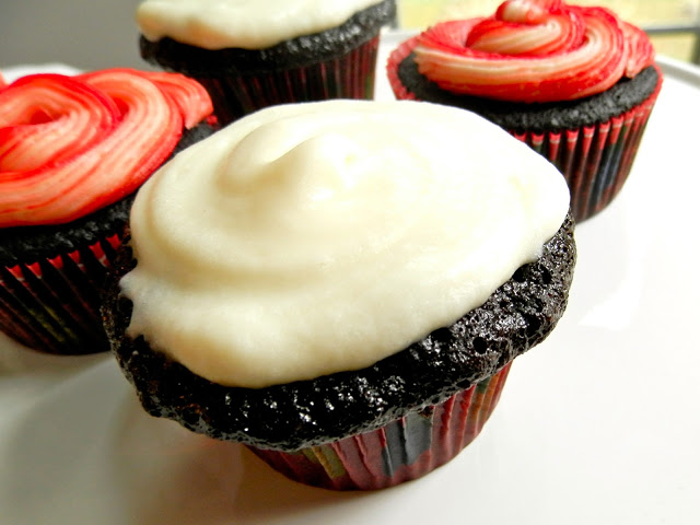 Chocolate Gingerbread Cupcakes - moist chocolate gingerbread cupcakes with mascarpone frosting, perfect for the holidays #gingerbread #cupcakes #mascarpone | www.thebatterthickens.com