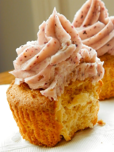 Brown Butter Blueberry Cupcakes - brown butter cupcakes with cinnamon streusel and blueberry frosting | www.thebatterthickens.com