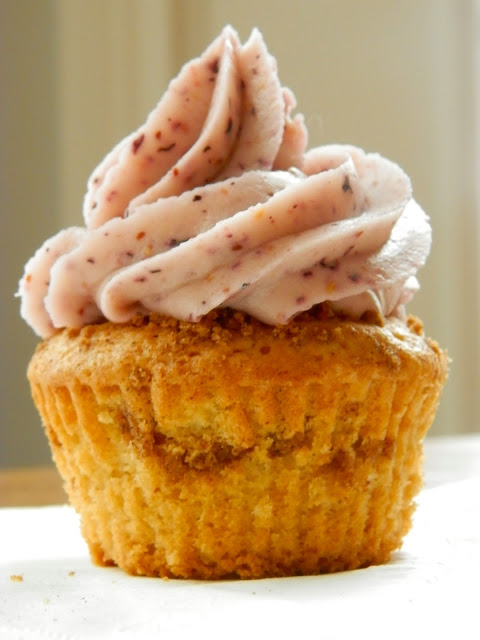Brown Butter Blueberry Cupcakes - brown butter cupcakes with cinnamon streusel and blueberry frosting | www.thebatterthickens.com