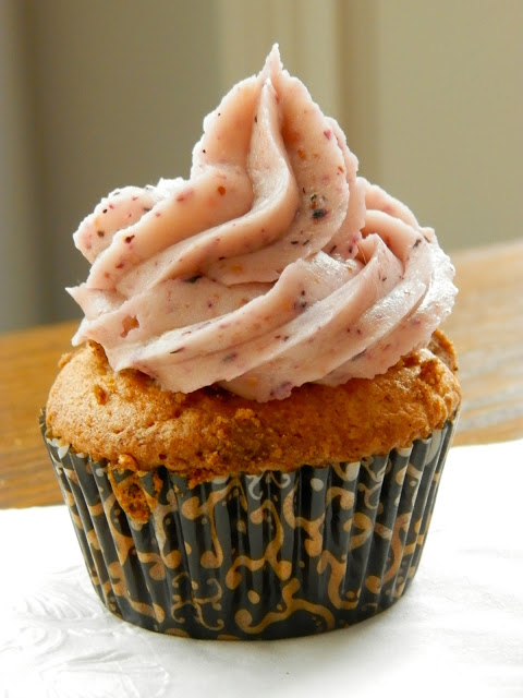 Brown Butter Blueberry Cupcakes - brown butter cupcakes with cinnamon streusel and blueberry frosting | www.thebatterthickens.com