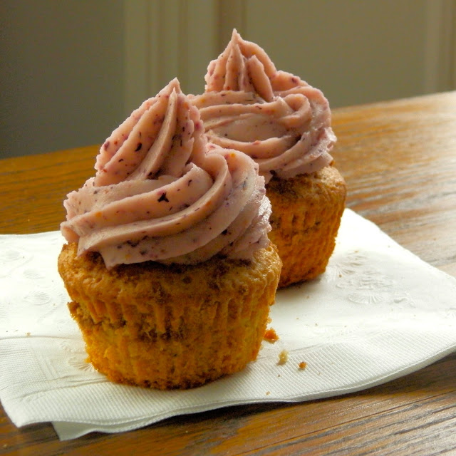 Brown Butter Blueberry Cupcakes - brown butter cupcakes with cinnamon streusel and blueberry frosting | www.thebatterthickens.com