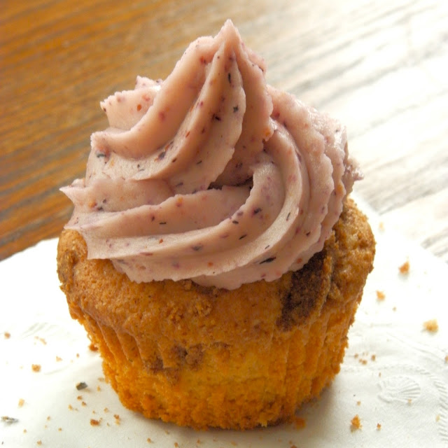 Brown Butter Blueberry Cupcakes - brown butter cupcakes with cinnamon streusel and blueberry frosting | www.thebatterthickens.com