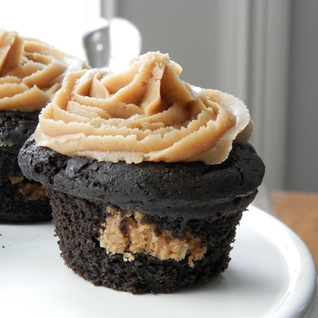 Peanut Butter Chocolate Cupcakes | www.thebatterthickens.com