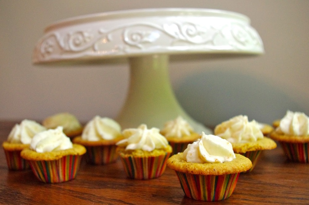 Lemon Pistachio Cupcakes - light pistachio cake with a bright lemon frosting | www.thebatterthickens.com