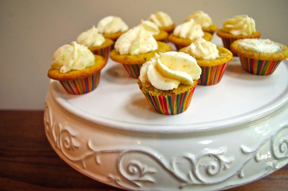 Lemon Pistachio Cupcakes - light pistachio cake with a bright lemon frosting | www.thebatterthickens.com