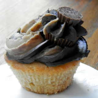Reese's Cupcakes | www.thebatterthickens.com