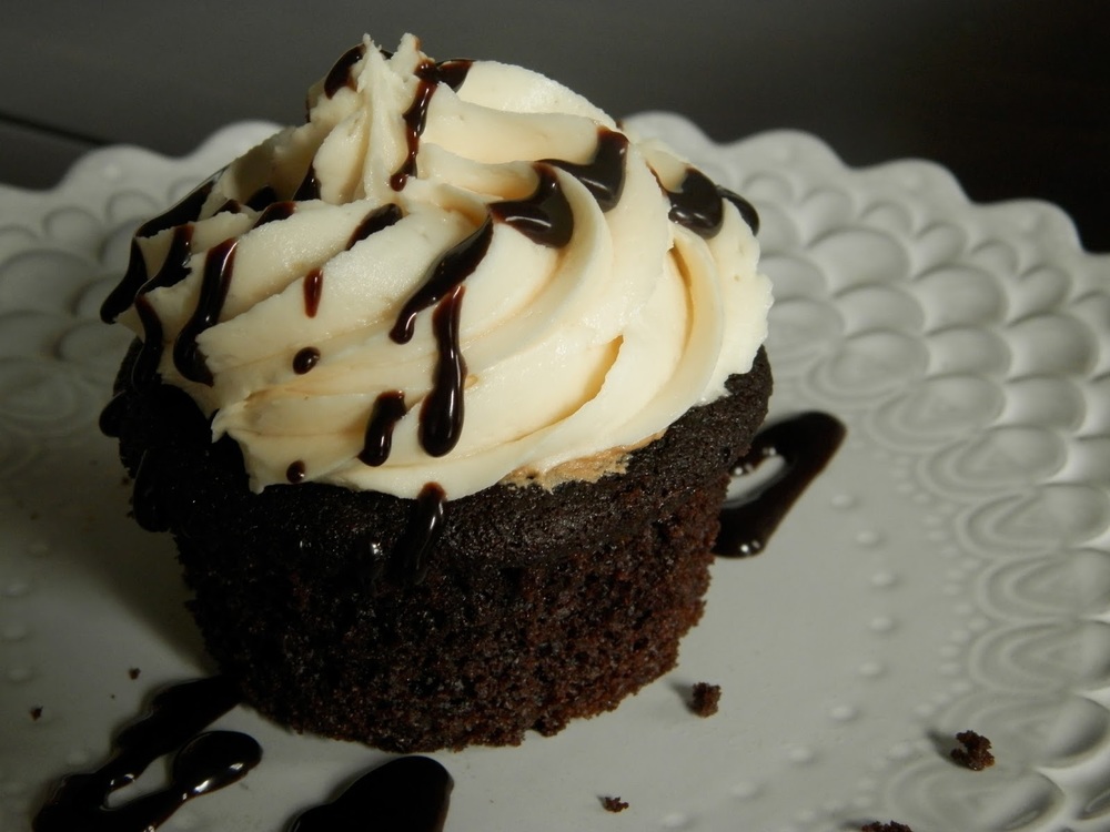 Root Beer Float Cupcakes - soft chocolate cupcake with a hint of root beer, filled with a root beer frosting, topped with vanilla frosting and chocolate drizzle | www.thebatterthickens.com