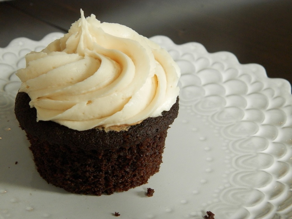 Root Beer Float Cupcakes - soft chocolate cupcake with a hint of root beer, filled with a root beer frosting, topped with vanilla frosting and chocolate drizzle | www.thebatterthickens.com