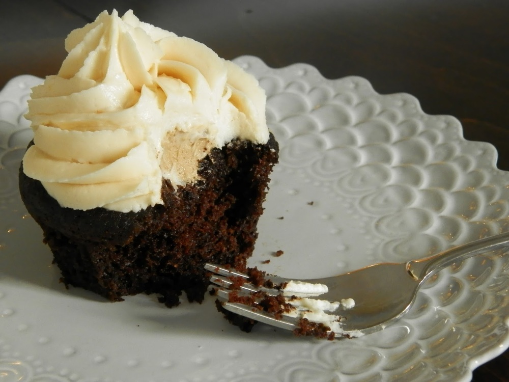 Root Beer Float Cupcakes - soft chocolate cupcake with a hint of root beer, filled with a root beer frosting, topped with vanilla frosting and chocolate drizzle | www.thebatterthickens.com