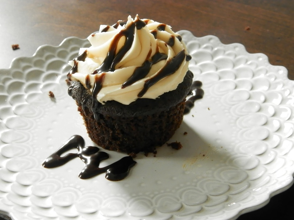 Root Beer Float Cupcakes - soft chocolate cupcake with a hint of root beer, filled with a root beer frosting, topped with vanilla frosting and chocolate drizzle | www.thebatterthickens.com