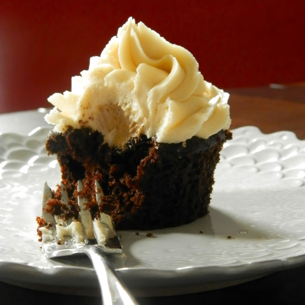 Root Beer Float Cupcakes - soft chocolate cupcake with a hint of root beer, filled with a root beer frosting, topped with vanilla frosting and chocolate drizzle | www.thebatterthickens.com