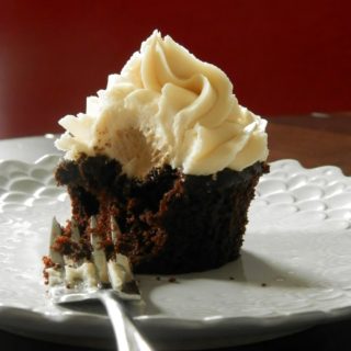 Root Beer Float Cupcakes - soft chocolate cupcake with a hint of root beer, filled with a root beer frosting, topped with vanilla frosting and chocolate drizzle | www.thebatterthickens.com