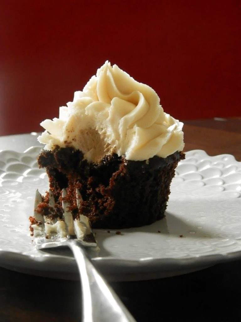 Root Beer Float Cupcakes - soft chocolate cupcake with a hint of root beer, filled with a root beer frosting, topped with vanilla frosting and chocolate drizzle | www.thebatterthickens.com