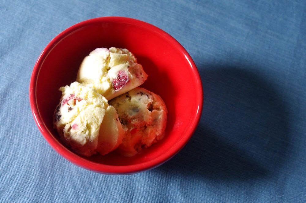 Strawberry Cookie Dough Ice Cream - vanilla ice cream cookie dough bites, and strawberry chunks | www.thebatterthickens.com