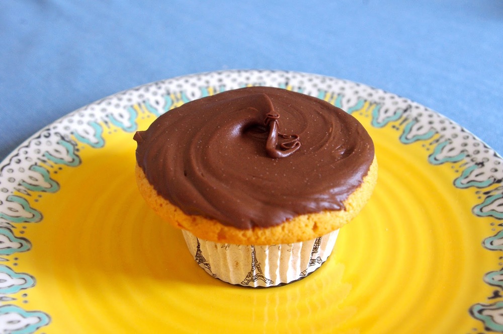 Butterscotch Chocolate Cupcakes - butterscotch cupcakes with butterscotch chocolate ganache | www.thebatterthickens.com