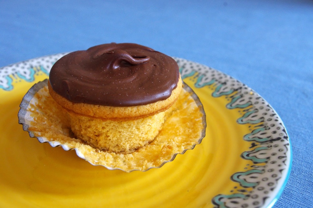 Butterscotch Chocolate Cupcakes - butterscotch cupcakes with butterscotch chocolate ganache | www.thebatterthickens.com