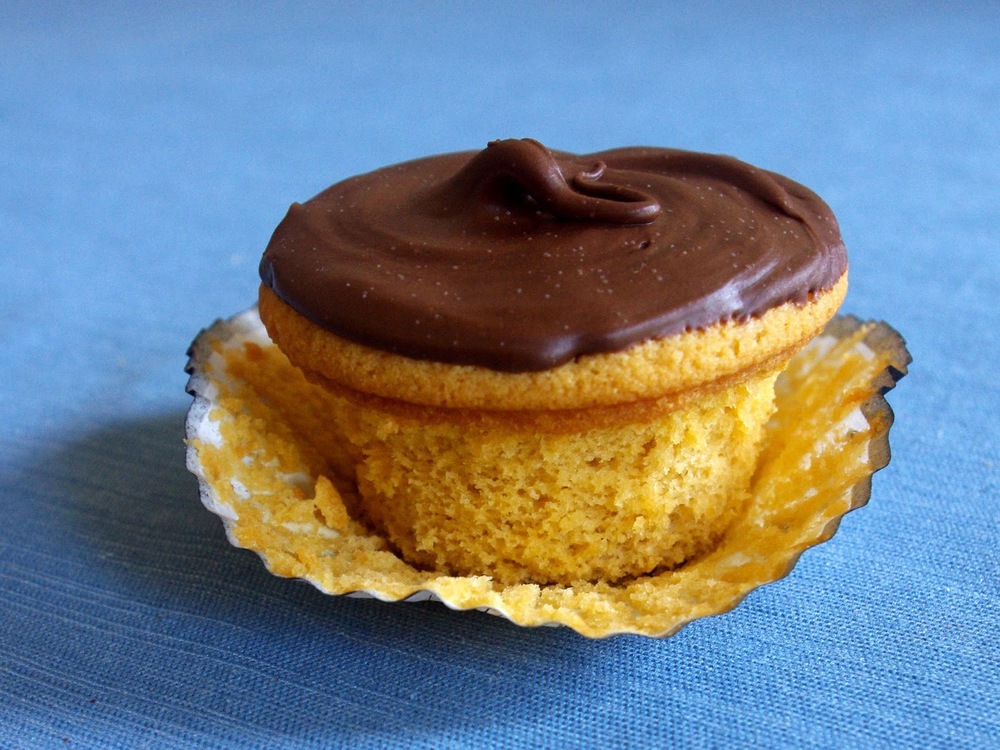 Butterscotch Chocolate Cupcakes - butterscotch cupcakes with butterscotch chocolate ganache | www.thebatterthickens.com