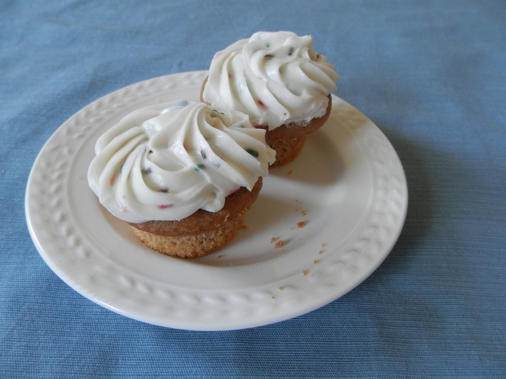 Nutella Peanut Butter Marshmallow Cupcakes - a mashup of Nutella, peanut butter, and marshmallow fluff, these #cupcakes are perfect for kids, or for the inner child in all of us. #peanutbutter #nutella #marshmallowfluff | www.thebatterthickens.com