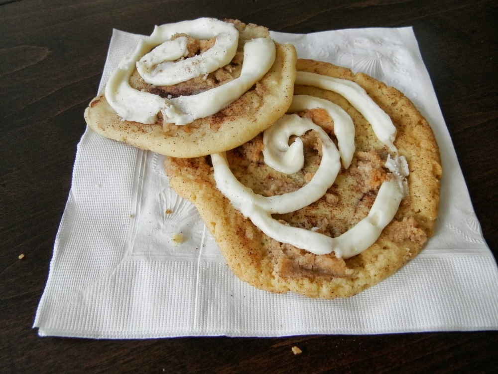 Cinnamon Roll Cookies - cinnamon cookies with cinnamon streusel and a swirl of icing | www.thebatterthickens.com