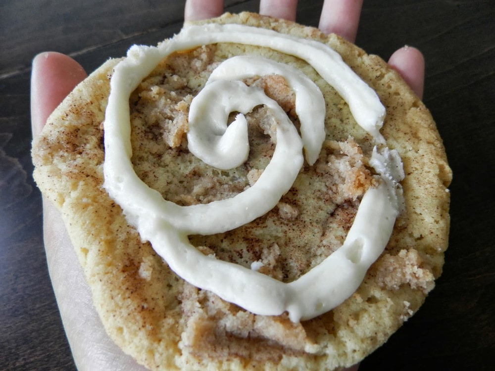 Cinnamon Roll Cookies - cinnamon cookies with cinnamon streusel and a swirl of icing | www.thebatterthickens.com