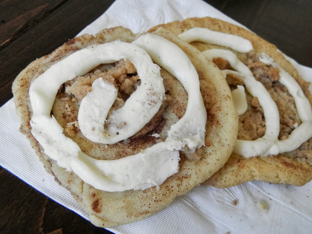 Cinnamon Roll Cookies - cinnamon cookies with cinnamon streusel and a swirl of icing | www.thebatterthickens.com