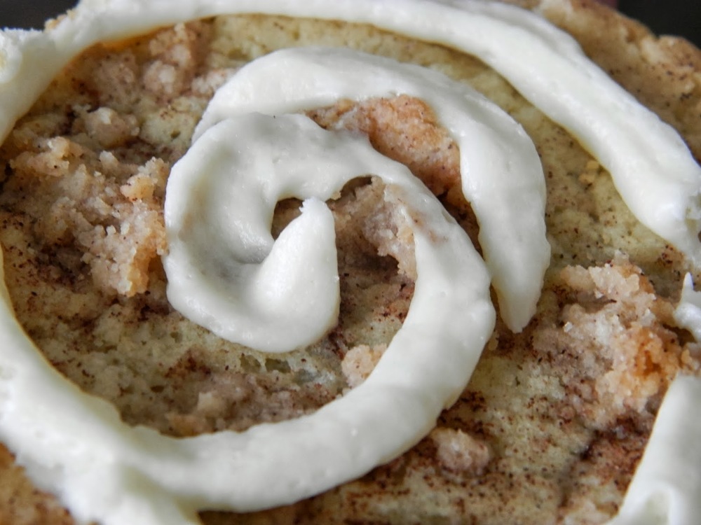 Cinnamon Roll Cookies - cinnamon cookies with cinnamon streusel and a swirl of icing | www.thebatterthickens.com