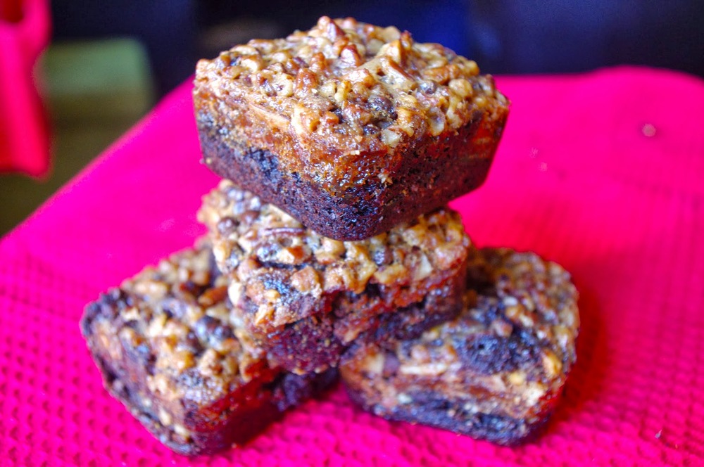 Chocolate Pecan Pie Brownies - rich dark chocolate chip brownies topped with pecan pie mix | www.thebatterthickens.com