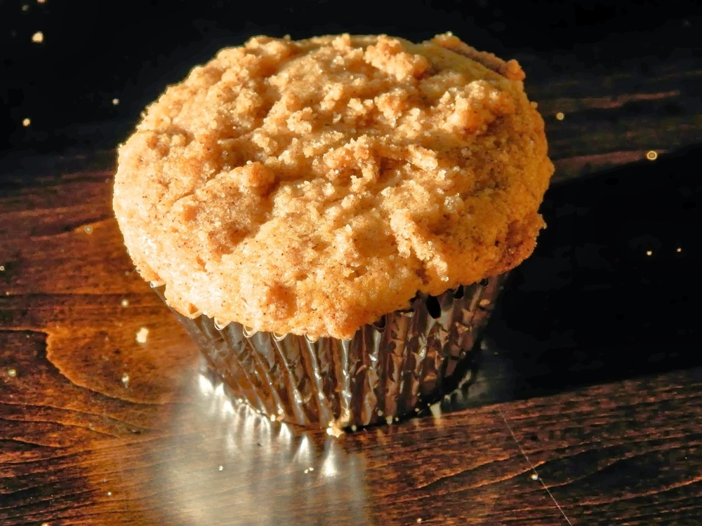 Cinnamon Apple Streusel Muffins - cinnamon muffins with an apple butter filling and streusel topping | www.thebatterthickens.com