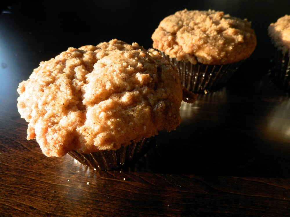 Cinnamon Apple Streusel Muffins - cinnamon muffins with an apple butter filling and streusel topping | www.thebatterthickens.com