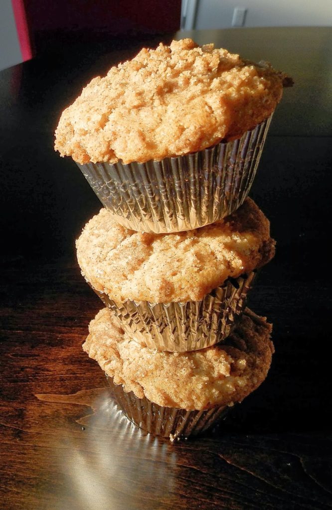 Cinnamon Apple Streusel Muffins - cinnamon muffins with an apple butter filling and streusel topping | www.thebatterthickens.com